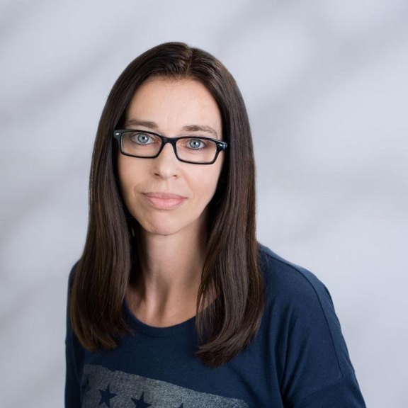 Bettina Hartl Hartl_Bettina_RLN0532.jpg