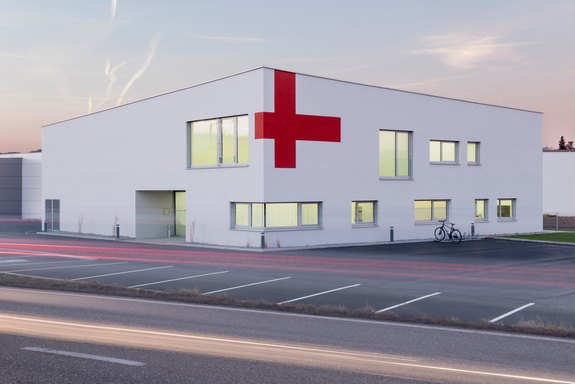 Rotes_Kreuz_Aussenansicht_03_bogenfeld_architektur_kl.jpg